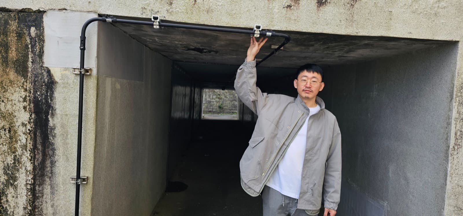 터널에서 팔을 올리고 서 있는 김용만